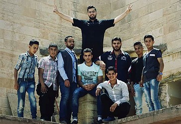 Vullnetarët e rinj muslimanë  ndihmojnë në riparimin e kishës katolike të sulmuar nga ISIS-i në Mosul, Irak.