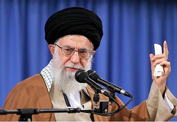 Më 27 dhjetor 2017, udhëheqësi i Revolucionit Islamik, Ajetullah Seid Ali Humenei ka folur gjatë një takimi me një grup të zyrtarëve iranianë në kryeqytetin iranian, Teherah. (Imazhi nga khamenei.ir)