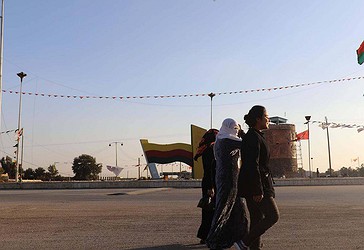 Gra siriane që ecin në rrugët e qytetit sirian Hasakah, ku janë ngritur flamujt kurdë, më 30 nëntor 2017.