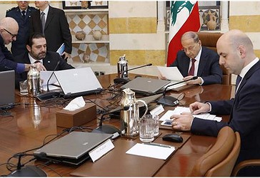 Presidenti Libanez Michel Aoun (C) dhe kryeministri Saad Hariri (L) gjatë një takimi me kabinetin qeveritarShkurt 8, 2018