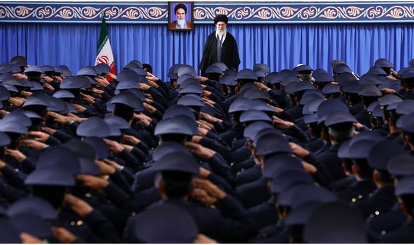 Udhëheqësi i Irevolucionit Islamik të Iranit ka pritur pranë tij komandantët dhe personelin e Forcave Ajërore të Iranit dhe Bazën Mbrojtëse Ajërore të vendit Khatam al-Anbia më 8 shkurt të vitit 2018.
