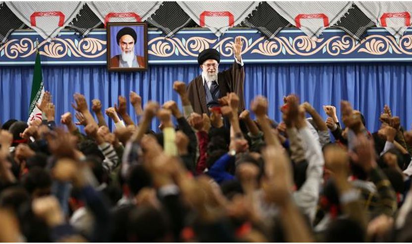 Udhëheqësi i Revolucionit Islamik Ajetullah Sejjid Ali Hamenei duke përshëndetur një grup adoleshentësh dhe të rinjsh gjatë një takimi më 10 mars 2018 në Teheran (foto e mundësuar nga leader.ir)