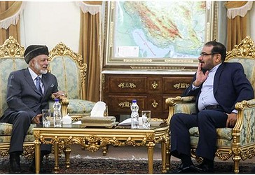 Sekretari i Përgjithshëm i Këshillit të Lartë të Sigurisë Kombëtare të Iranit, Ali Shamkhani (në të djathtë) dhe Ministri i Punëve të Jashtme i Omanit, Jusuf bin Alavi kanë zhvilluar një takim në Teheran më 17 mars 2018 (Foto e mundësuar nga IRNA)