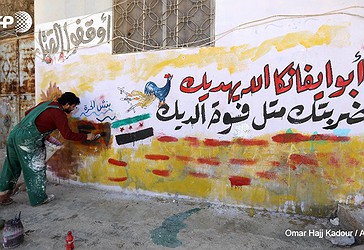  “Babai i Ivankës (Trump) [arabët i referohen njëri-tjetrit nëpërmjet emrit të fëmijëve], Zoti të udëzoftë! Raketa jote është e barabartë me p***ën e një gjeli” Benesh, Siri – zonë e kontrolluar nga rebelët.” Foto e mundësuar nga AFP-ja. 