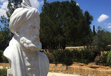 Busti i poetit Persian me famë botërore në kryeqytetin e Qipros, në Nikosia. 