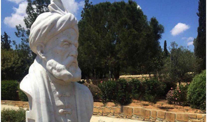 Busti i poetit Persian me famë botërore në kryeqytetin e Qipros, në Nikosia. 