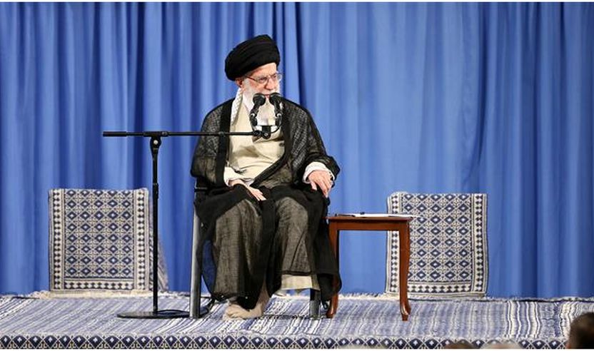 Udhëheqësi i Revolucionit Islamik, Ajetullah sejjid Ali Hamenei ka zhvilluar një takim me një grup të përbërë nga profesorë universitetesh dhe akademikë në Teheran më 10 qershor 2018. (Foto e mundësuar nga faqja leader.ir)