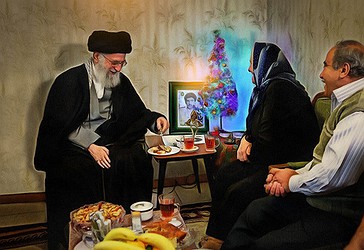 Imam Khamenei viziton një familje të krishterë në prag të Krishtlindjes.