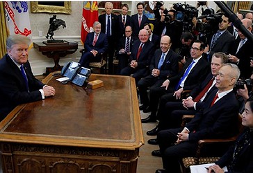 Trump takon zëvendëskryeministrin kinez Liu He në Uashington të premten [Carlos Barria / Reuters]
