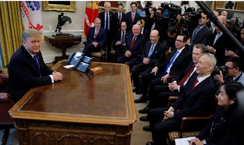 Trump takon zëvendëskryeministrin kinez Liu He në Uashington të premten [Carlos Barria / Reuters]